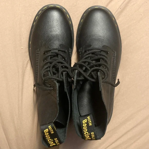 Women’s Dr. Martens 1460 Pascal size 8 - Picture 2 of 9